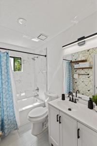 a bathroom with a toilet and a tub and a sink at Relaxation spot lawrenceville in Lawrenceville +15 photos