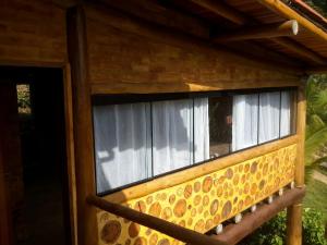 una ventana en el exterior de una casa en Pousada Alto do Tiê, en Paraty