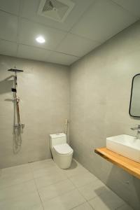 a bathroom with a toilet and a sink at Chài Homestay Sầm Sơn in Sầm Sơn +47 photos