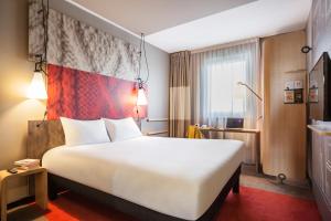 Cama ou camas em um quarto em ibis Genève Aéroport