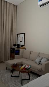 a living room with a couch and a coffee table at شاليهات رون الفندقية in Medina