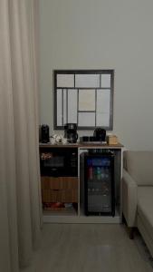 a living room with a dishwasher and a window at شاليهات رون الفندقية in Medina
