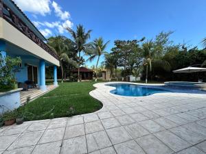 a backyard with a swimming pool and a house at Casa Puerto in El Garitón