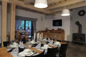 uma sala de jantar com uma mesa e uma lareira em Horský dům OLYMPIA em Janske Lazne