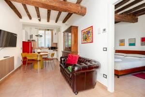 a living room with a couch and a bedroom at Dimora Pia in Piacenza