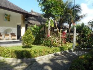 a house with a garden in front of it at Manik Villa Besakih in Besakih