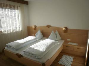 a bedroom with two beds and a window at Pension Tannenhof in Laces