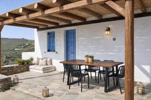 eine Terrasse mit einem Holztisch und Stühlen in der Unterkunft Marvia Studios in Vourkari