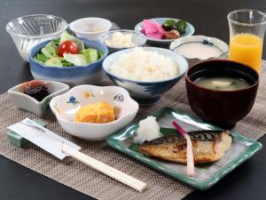 a table with a plate of food with rice and vegetables at Hotel B FUJI-YAMANAKAKO in Yamanakako