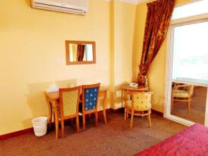 a room with a table and chairs and a dining room at Hotel Al Masa in Al Buraymī