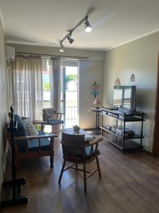 a living room with a couch and a table at Conforto e simplicidade no centro da cidade in Santana do Livramento