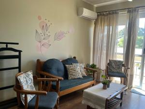 a living room with a couch and two chairs at Conforto e simplicidade no centro da cidade in Santana do Livramento