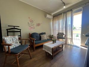 a living room with chairs and a couch at Conforto e simplicidade no centro da cidade in Santana do Livramento +47 photos