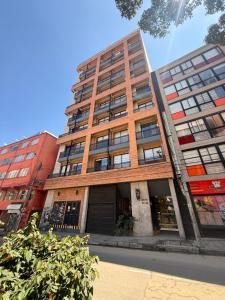 a tall building on the side of a street at Loft en Chapinero con todo lo que necesitas ! in Bogotá