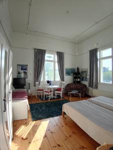 Llit o llits en una habitació de Tornihuone