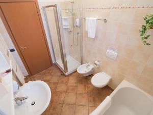 Et badeværelse på Rosa Dei Venti - Aparment in the heart of Bellagio with parking + 39 billeder