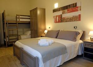 1 dormitorio con 1 cama con 2 literas en EOS Room and Breakfast, en Iglesias