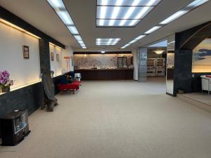 a lobby with a waiting room with aospital at Hotel B FUJI-YAMANAKAKO in Yamanakako +41 photos