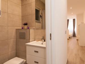 Kúpeľňa v ubytovaní Apartments Las Canteras Beach LM3