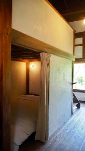ein Etagenbett in einem Zimmer mit Fenster in der Unterkunft guesthouse waku in Nagiso