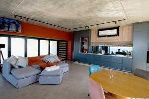 a living room with a couch and a table at Walvishaai in Stompneusbaai