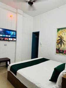 a bedroom with a bed and a tv on the wall at Hotel park view in Bathinda +1 photo