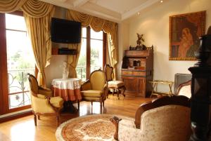 sala de estar con sillas, TV y mesa en Ikala Quito Hotel, en Quito