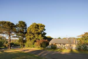 a building on the side of a road at Hillside Cottage Berrima in Berrima