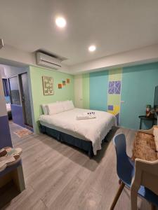 a bedroom with a large bed in a room at 小窩旅店-羅東夜巿店 in Luodong