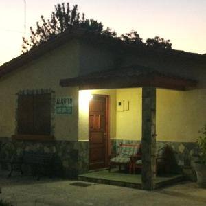 uma pequena casa com uma porta e um alpendre em Casa Cami seña para confirmar reserva em Piriápolis