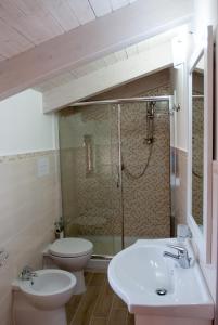 サンタ・マリア・ディ・カステッラバーテにあるCasa vacanza Leucosia&Tresinoのバスルーム(洗面台、トイレ、シャワー付)