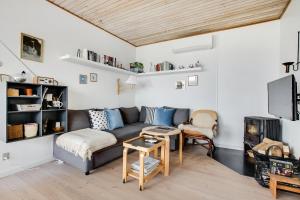 ein Wohnzimmer mit Sofa und Fernseher in der Unterkunft Exklusive Lage Direkt Am Wasser in Kolding