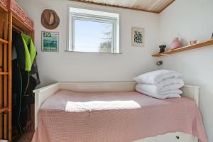ein Schlafzimmer mit einem Bett mit rosa und weißen Laken in der Unterkunft Exklusive Lage Direkt Am Wasser in Kolding