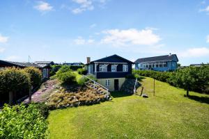 Luftaufnahme eines Hauses mit Garten in der Unterkunft Gemütliches Ferienhaus Im Sommerdorf Kerteminde in Kerteminde