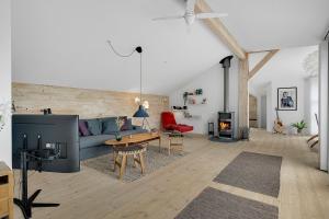 ein Wohnzimmer mit Sofa und Tisch in der Unterkunft Malerisches Sommerhaus In Der Nähe Ruhiger, Plätschernder Wellen in Kirke-Hyllinge + 20 Fotos