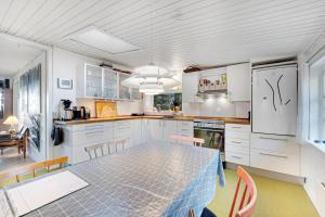 une cuisine avec une table et une salle à manger dans l'établissement Cottage On Fur Island With Exceptional Sea View, à Fur 23 autres photos
