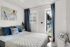 a bedroom with a bed and a painting on the wall at Holiday In The First Row To The Water in Dannemare