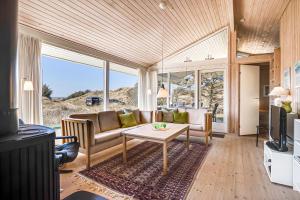 Gallery image of Summer House With Sea View In The Dunes in Pandrup +18 photos