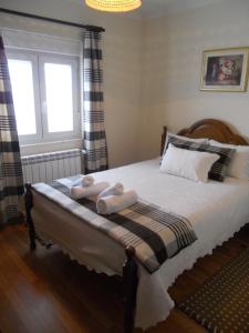 um quarto com uma cama com duas toalhas em Casas do Castelo em Aldeia da Serra