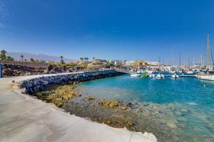 un puerto deportivo con barcos en el agua en Velero golf del sur, en San Miguel de Abona