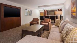 ein Wohnzimmer mit einem Sofa und einem Flachbild-TV in der Unterkunft Holiday Inn Express & Suites Medina, an IHG Hotel in Medina