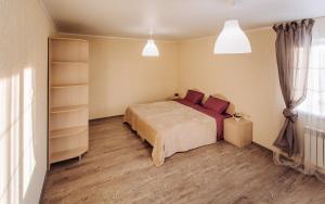 ゼリョンナヤ・ポリャナにあるApartments Provansのベッドルーム1室(赤い枕のベッド1台付)
