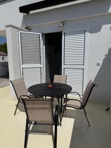 a patio with a table and chairs on a balcony at Apartment daal Seline in Seline