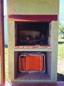 un objeto naranja está dentro de una caja en La Antonia Elvira, en Los Reartes