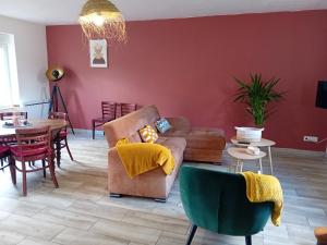 a living room with a couch and a table at Le gîte d'Elisa in Roullours