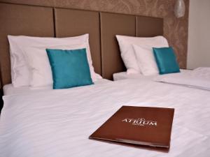 Voodi või voodid majutusasutuse Hotel Atrium toas