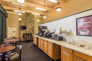 a restaurant with a bar with tables and chairs at Econo Lodge Thomasville in Thomasville