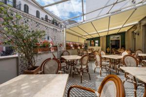 ein leeres Restaurant mit Tischen und Stühlen in der Unterkunft Quality Hotel Nova Domus in Rom