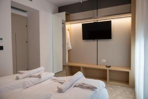 a bedroom with two beds and a tv on the wall at Chalet Port Bicaz in Bicaz