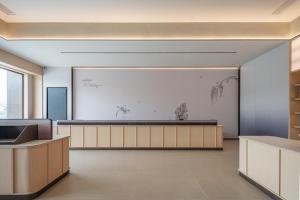 a waiting room with a large screen in a building at Zhangjiajie JI Hotel- New hotel, Free pick up service, Free shuttle service for Tianmen Mount Cableway, Smart Hotel&Root Service,King Koil mattress, Free self-service laundry,Toursim Service&English Customer Service in Zhangjiajie